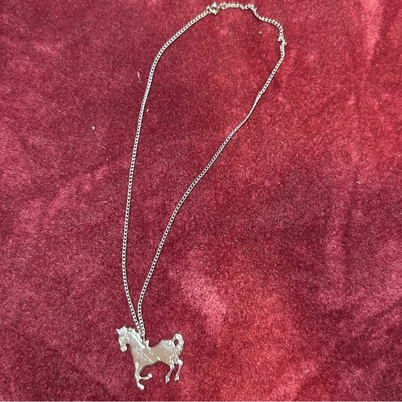 DEADSTOCK 1980’s VINTAGE SILVER HORSE NECKLACE PONY NECKLACE - Picture 2 of 2